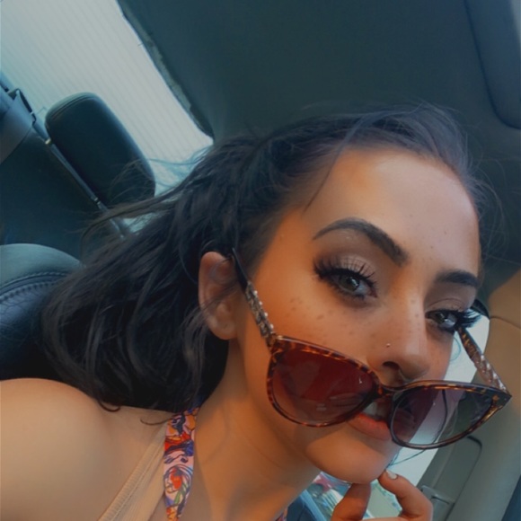 Meet your Posher, Cassandra - Picture 1 of 1